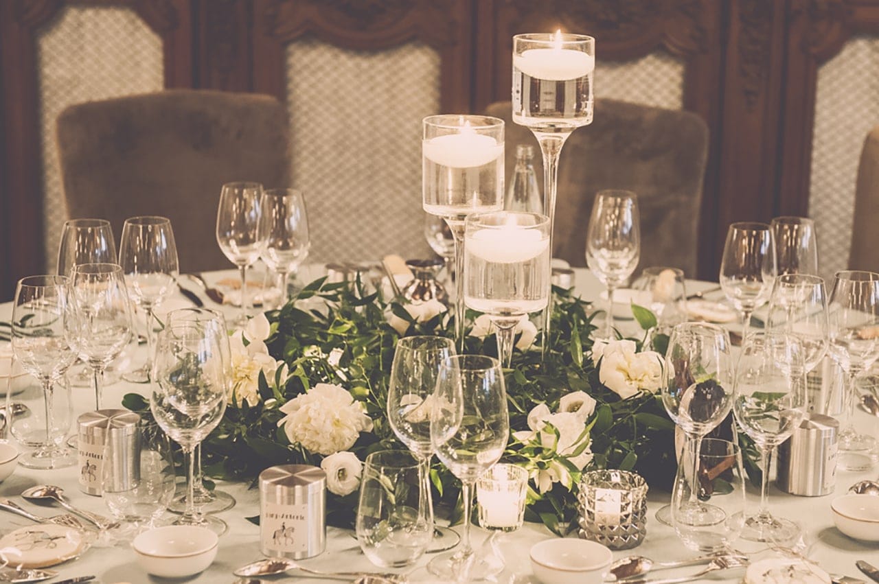 decoration de table - fleurs blanches et bougies - mariage chic en provence