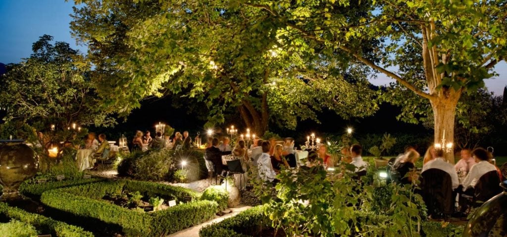 Mariage champêtre et romantique - dîner dans le jardin